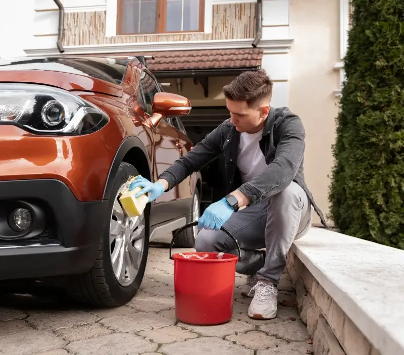 Lavage auto à domicile Châteauneuf-sur-Isère : professionnel intervenant sur un véhicule